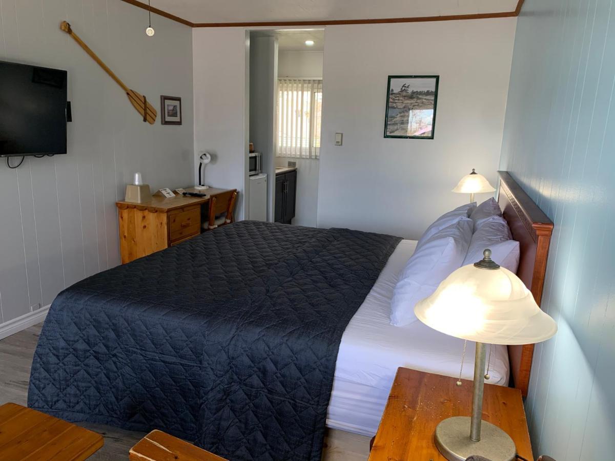 Town & Country Motel パリーサウンド エクステリア 写真